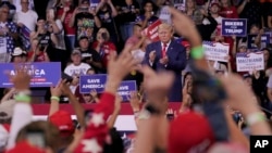 ARHIVA - Bivši predsednik Donald Tramp govori na mitingu u gradu Vilks-Bar u Pensilvaniji, 3. septembra 2022. 