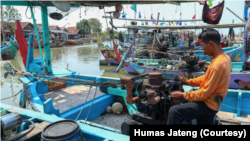 Nelayan di Kendal memeriksa mesin perahunya. Solar menjadi persoalan rutin bagi nelayan yang akan melaut. (Foto: Humas Jateng)