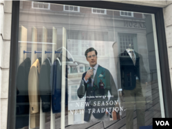 伦敦某高级成衣店的海报，上面写着“New Season. New Tradition.” (新的季节，新的传统)