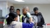Seorang pelancong tiba di Bandara Internasional Toussaint Louverture, Port-au-Prince, diperiksa suhunya sebagai bagian dari langkah-langkah untuk mencegah masuknya virus corona di Haiti, 4 Februari 2020. (Foto: Reuters/Valerie Baeriswyl)