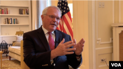 ARHIVA - Ambasador SAD Kristofer Hil tokom intervjua za Glas Amerike 1. maja 2022. godine.