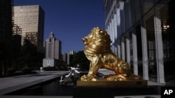 坐落在广州富力中心外的金色雄狮雕像。