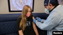 Seorang petugas medis memberikan vaksin hepatitis B kepada seorang remaja di klinik vaksinasi di Westminster, California (foto: ilustrasi). 