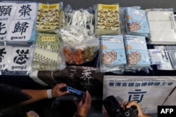 Sejumlah buku yang disita oleh polisi karena menggambarkan gerakan demokrasi di Hong Kong, 22 Juli 2021. (Foto: Daniel Suen/AFP)