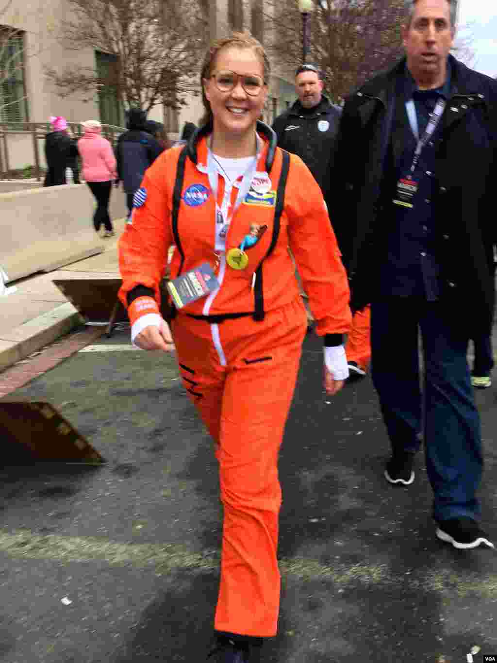 Aktris dan komedian Amy Schumer dalam protes Women&#39;s March di Washington, D.C. (21/1). (VOA/N. Ardanza)