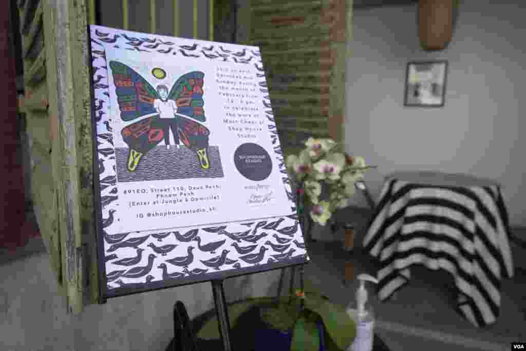 ការ​ដាក់​តាំង​បង្ហាញ​ស្នាដៃ​របស់​​វិចិត្រករ​ ម៉ន​​ ជា នៅ​ Shop House Studio ក្នុង​រាជធានី​ភ្នំពេញ​ ខែកុម្ភៈ​ ឆ្នាំ​២០២២។ (ហ៊ាន សុជាតា/វីអូអេ)