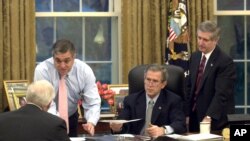 President AS pada saat itu, George W. Bush (kedua dari kiri), menerima laporan terbaru tentang status dari aksi militer di Irak di Gedung Putih, Washington, pada 20 Maret 2003. (Foto: AP Photo/Eric Draper, White House)