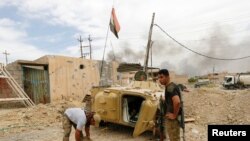 摩苏尔西部的伊拉克快速反应部队成员为作战行动做准备。（2017年5月16日）