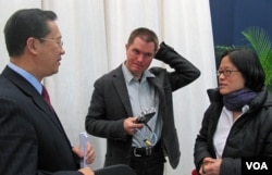 资料照：时任路透社记者的储百亮(中)和时任美国之音记者的何宗安(右)与中国外交部官员马朝旭交谈。