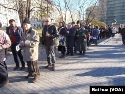 人们手持蜡烛和鲜花，排起长队等待宣读遇难者的姓名 (美国之音白桦拍摄)