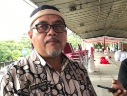 Kepala Bidang Konservasi dan Lingkungan dan Perubahan Iklim Dinas LH Jabar Asep R Lengkawa mengatakan bank sampah bisa dibiayai oleh dana desa. (VOA/Rio Tuasikal)