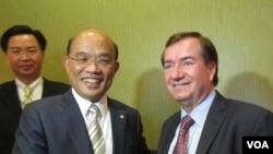 美国会议员罗伊斯（右）与苏贞昌(美国之音容易拍摄)