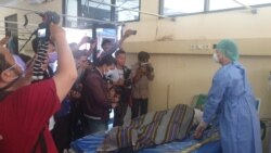 Aktivitas wartawan meliput kegiatan simulasi penanganan pasien diduga terinfeksi virus corona di Rumah Sakit Anutapura Palu, Sulawesi Tengah, 4 Maret 2020. (Foto: VOA/Yoanes Litha)