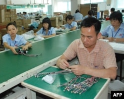 生产线员工工作情形