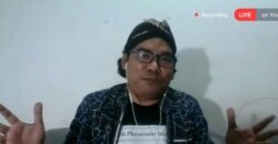 Aktivis keberagaman sekaligus Dosen Filsafat Institut Agama Islam Negeri (IAIN) Tulungagung, Akhol Firdaus dalam sebuah webinar. (Foto: VOA/Petrus Riski)