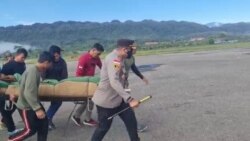 Proses evakuasi jenazah Bharatu Anumerta Muhammad Kurniadi Sutio, dari Kabupaten Pegunungan Bintang ke Jayapura, Papua, pada 26 September 2021. (Foto: Courtesy Kapolres Pegunungan Bintang)