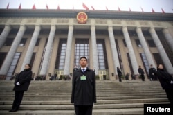 在北京召开两会期间中国安保人员在人大会谈外站岗。（2016年3月4日）