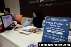 FILE - Seorang pegawai di kantor pelayanan pajak di Jakarta, 23 Februari 2017. (Foto: Fatima Elkarim/Reuters)