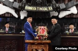 Presiden Joko Widodo bersama Ketua DPR RI Bambang Soesatyo pada rapat paripurna pembukaan persidangan I DPR RI Tahun 2019-2020, di Gedung DPR/MPR RI, Senayan , Jakarta, 16 Agustus 2019. (Foto: Biro Pers)