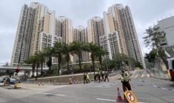 葵涌村逸葵楼1月28日早上解封后，村外的马路也在中午时分陆续解封 (美国之音/汤惠芸)