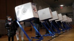 Petogodišnja Adelaida Hart čeka dok njena majka Davina Mur glasa na dan izbora u centru za glasanje u Harlemu u Njujorku, 3. novembra 2020.