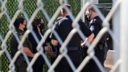 Potpredsednica SAD razgovara sa graničarima u El Pasu (Foto: Rojters)