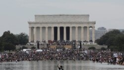 Učesnici marša ispred spomenika Abrahamu Linkolnu u Vašingtonu, 28. avgust 2020.