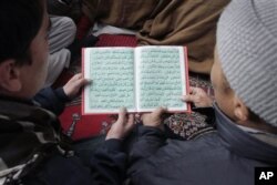 ILUSTRASI - Belajar membaca Al-Qur'an secara tatap muka.