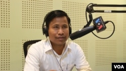 លោក យឿង សុធារ៉ា សាស្ត្រាចារ្យ​ច្បាប់​នៃ​សាកល​វិទ្យាល័យ​បញ្ញាសាស្ត្រ​កម្ពុជា ចូលរួម​ជា​វាគ្មីន​ពិភាក្សា​អំពី​ឯករាជ្យភាព​នៃ​ប្រព័ន្ធ​យុត្តិធម៌​នៅ​កម្ពុជា នៅ​ក្នុង​កម្មវិធី Hello VOA កាលពី​ថ្ងៃច័ន្ទ ទី១៣ ខែមិថុនា ឆ្នាំ២០១៦។ (លឹម សុធី/VOA)