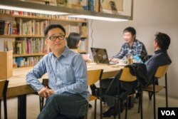 台湾民进党前政治人物罗文嘉在自己开办的水牛书店内。（美国之音记者方正拍摄）