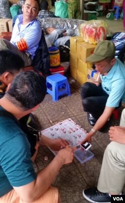 越南街头最常见的休闲游戏是中国象棋。（美国之音朱诺拍摄，2017年4月7日）