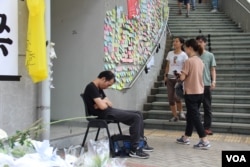 一位疲惫的香港抗议者坐在椅子上睡着了（美国之音记者申华拍摄）