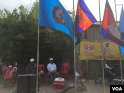 ក្រុម​សមាជិក និង​អ្នកគាំទ្រ​គណបក្ស​ប្រជាជន​កម្ពុជា អង្គុយ​ឃោសនា​បក្ស​នៅ​តាម​កំណាត់ផ្លូវ​ជាតិ​លេខប្រាំ​ក្នុង​ទីក្រុង​ភ្នំពេញ នៅថ្ងៃទី​២៧ ខែ​កក្កដា​ ឆ្នាំ២០១៨។ (ហ៊ុល រស្មី/VOA)