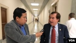 លោកសុខ ខេមរា អ្នករាយការណ៍ព័ត៌មាន VOA សម្ភាសអ្នកតំណាងសហរដ្ឋអាមេរិកនិងគណកម្មាការកិច្ចការបរទេស Ed Royce (R-CA) កាលពីថ្ងៃអង្គារទី២៤ តុលា ២០១៧ នៅអគារសភា Rayburn អំពីស្ថានភាពនយោបាយនៅកម្ពុជាក្នុងរដ្ឋធានី Washington, D.C។