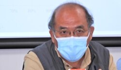 香港民意研究所副行政总裁钟剑华批评新任议员“离地”， 质询的议题并无涉及香港人最关注的“洪门宴”事件， 只是针对惩处国泰航空，有“护短”之嫌 (美国之音/汤惠芸)