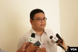 លោក ខេន លូ អគ្គលេខាធិការ​សមាគម​រោងចក្រ​កាត់ដេរ​នៅ​កម្ពុជា GMAC ផ្តល់​បទសម្ភាសន៍​ដល់​អ្នកយកព័ត៌មាន​អំពី​ការចរចា​តម្លើង​ប្រាក់ឈ្នួល​កម្មករ​រោងចក្រ។ (ខាន់ សុគុំមនោ/VOA)