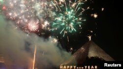 Pesta kembang api di Piramida Giza, Mesir, pada 2017.