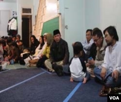 Acara sholat bersama di masjid Al-Falah, Philadelphia, biasanya juga dihadiri warga Indonesia dari negara-negara bagian sekitar Pennsylvania.