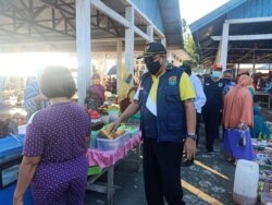 Wakil Bupati Buol Abdullah Batalipu memantau penerapan protokol kesehatan oleh warga yang berada di pasar Bongo, Kecamatan Bokat, Kabupaten Buol, Sulawesi Tengah, Kamis, 2 Juli 2020. (Foto: Diskominfo Buol)