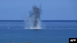 Pasukan AS dan Filipina menembakkan rudal dan artileri ke arah pasukan "invasi" imajiner selama latihan perang di pantai utara Filipina pada tanggal 6 Mei, beberapa hari setelah pemerintah mereka keberatan dengan tindakan "berbahaya" China di perairan regional.(Ted ALJIBE / AFP)