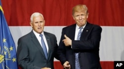 Gubernur Indiana Mike Pence dan kandidat presiden partai Republik Donald Trump di acara kampanye Trump di negara bagian Indiana. (Foto: dok.)