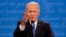 民主党总统候选人、前副总统乔·拜登(Joe Biden)在田纳西州纳什维尔的贝尔蒙特大学(Belmont University)举行的第二场也是最后一场总统辩论中发表讲话时做手势。(2020年10月22日)