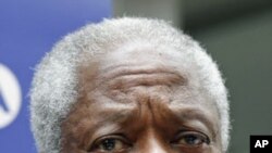 前联合国秘书长安南3月13日与媒体见面