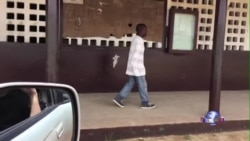 搬运埃博拉死者尸体的利比里亚勇士