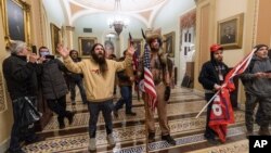 Para pendukung Presiden Donald Trump menyerbu Gedung Capitol di Washington DC hari Rabu (6/1). 