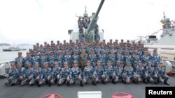 2018年4月12日，在南中国海上，中国国家主席习近平在长沙号驱逐舰上阅兵，同中国人民解放军海军军人合影留念。