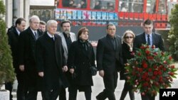 Članovi vlade Zorana Živkovića su danas, povodom devete godišnjice ubistva premijera Zorana Djindjića, polozili venac na spomen ploču na zgradi Vlade Srbije