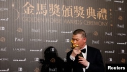 中国著名导演冯小刚2016年11月26日在台北获第53届金马奖最佳导演奖。