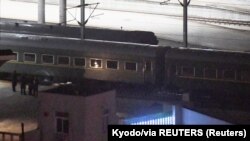 一列据信载有金正恩的朝鲜火车23日晚间在中国边境城市丹东火车站停靠，然后驶离。