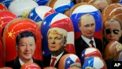 俄罗斯圣彼得堡的一家纪念品商店销售的描绘中国国家主席习近平、美国总统唐纳德·特朗普和俄罗斯总统弗拉基米尔·普京的传统俄罗斯木制玩偶。